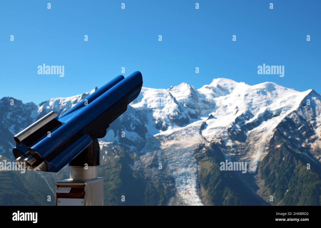 Telescopio con massiccio del Monte Bianco. Vista dalla cima di le Brevent. Alpi francesi, Chamonix, Francia. Foto Stock