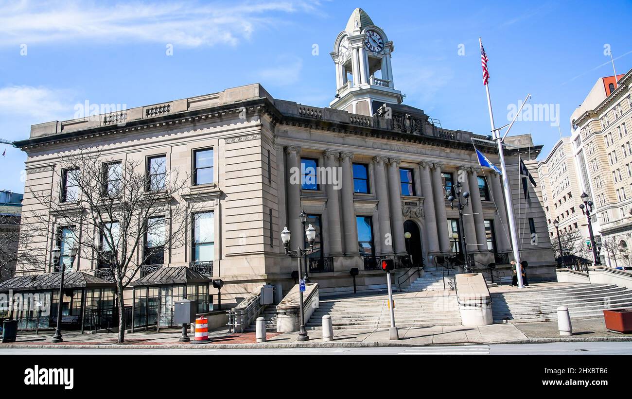 STAMFORD, CT, USA - 10 MARZO 2022: Edificio del vecchio municipio situato a Atlantic Street vista in bella giornata di sole con cielo blu Foto Stock