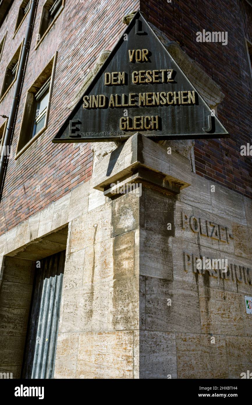 Sede della polizia di Düsseldorf, con l'iscrizione sull'ex ingresso principale: Tutti sono uguali davanti alla legge Foto Stock