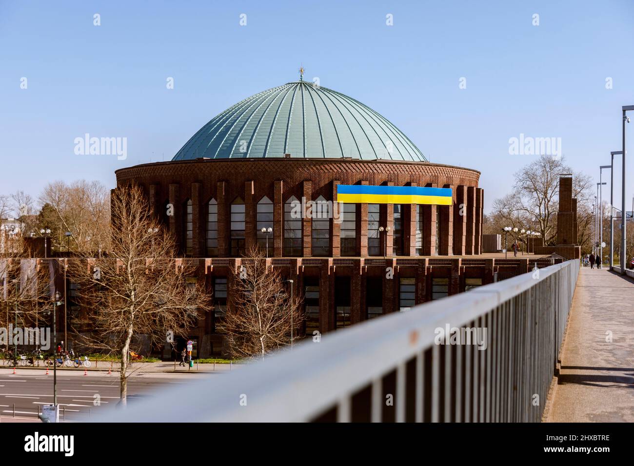 I colori nazionali dell'Ucraina al Tonhalle Dusseldorf Foto Stock