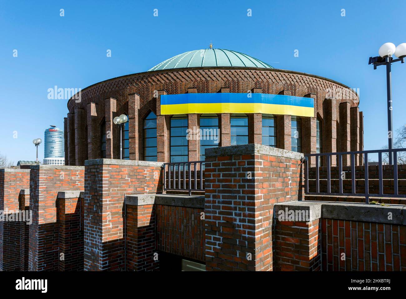 I colori nazionali dell'Ucraina al Tonhalle Dusseldorf Foto Stock