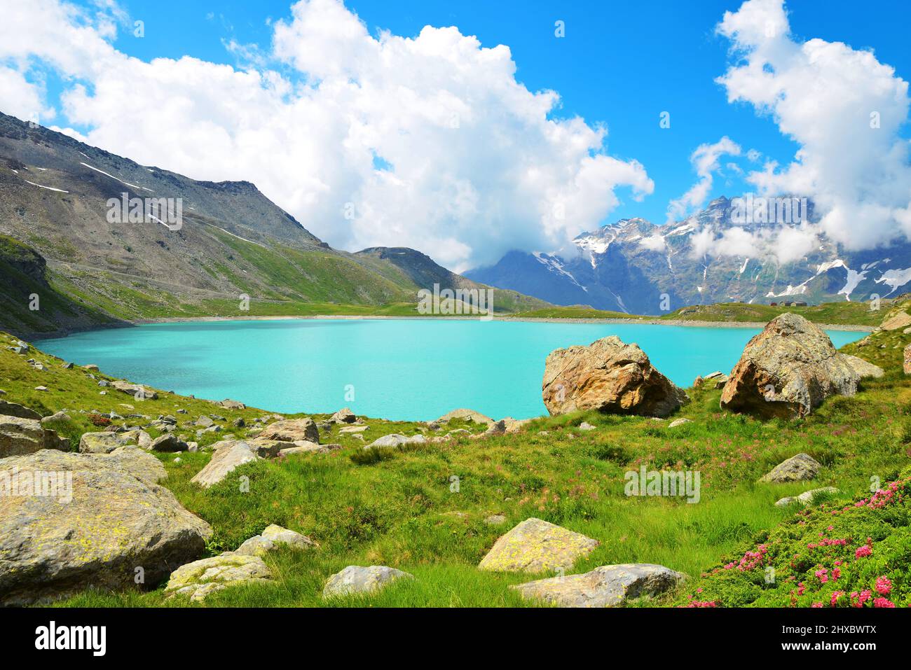 Lago di montagna Lac de Goillet, Valle d'Aosta, Italia. Paesaggio estivo nelle Alpi. Foto Stock