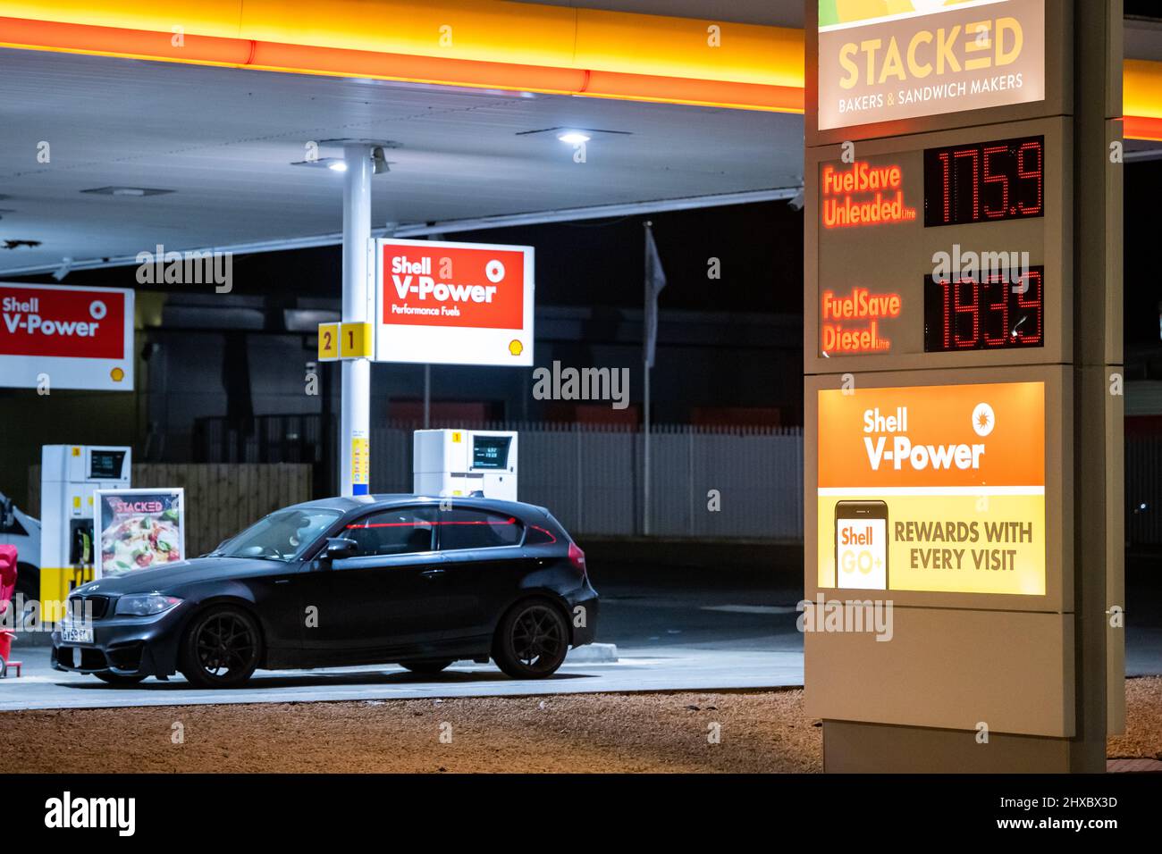 CARDIFF, GALLES - 10 MARZO: Una stazione di benzina Shell su Hadfield Road dove il carburante senza piombo costa 175,9p litri e il diesel costa 193,9p litri il 10 marzo 2022 a Cardiff, Galles. I prezzi del petrolio sono saliti di oltre il 30% dal febbraio 24, raggiungendo $139 barili questa settimana. I prezzi dell'energia sono aumentati da oltre un anno, con nuove pressioni aggiunte dall'invasione russa dell'Ucraina. Foto Stock