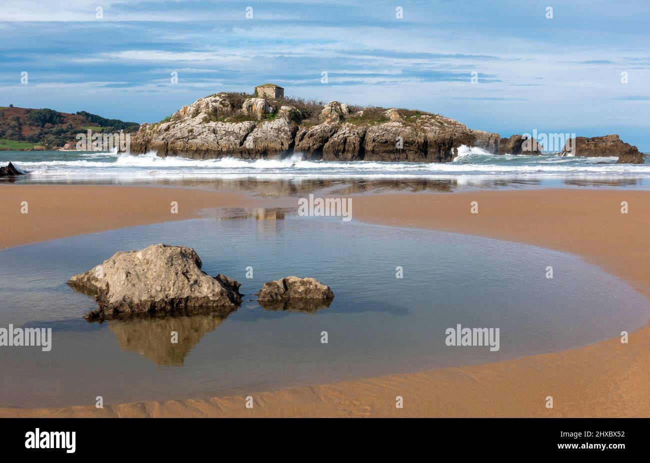 L'isola di San Pedruco o San Pedro situato sulla spiaggia di Ris a Noja, Cantabria, Spagna Foto Stock