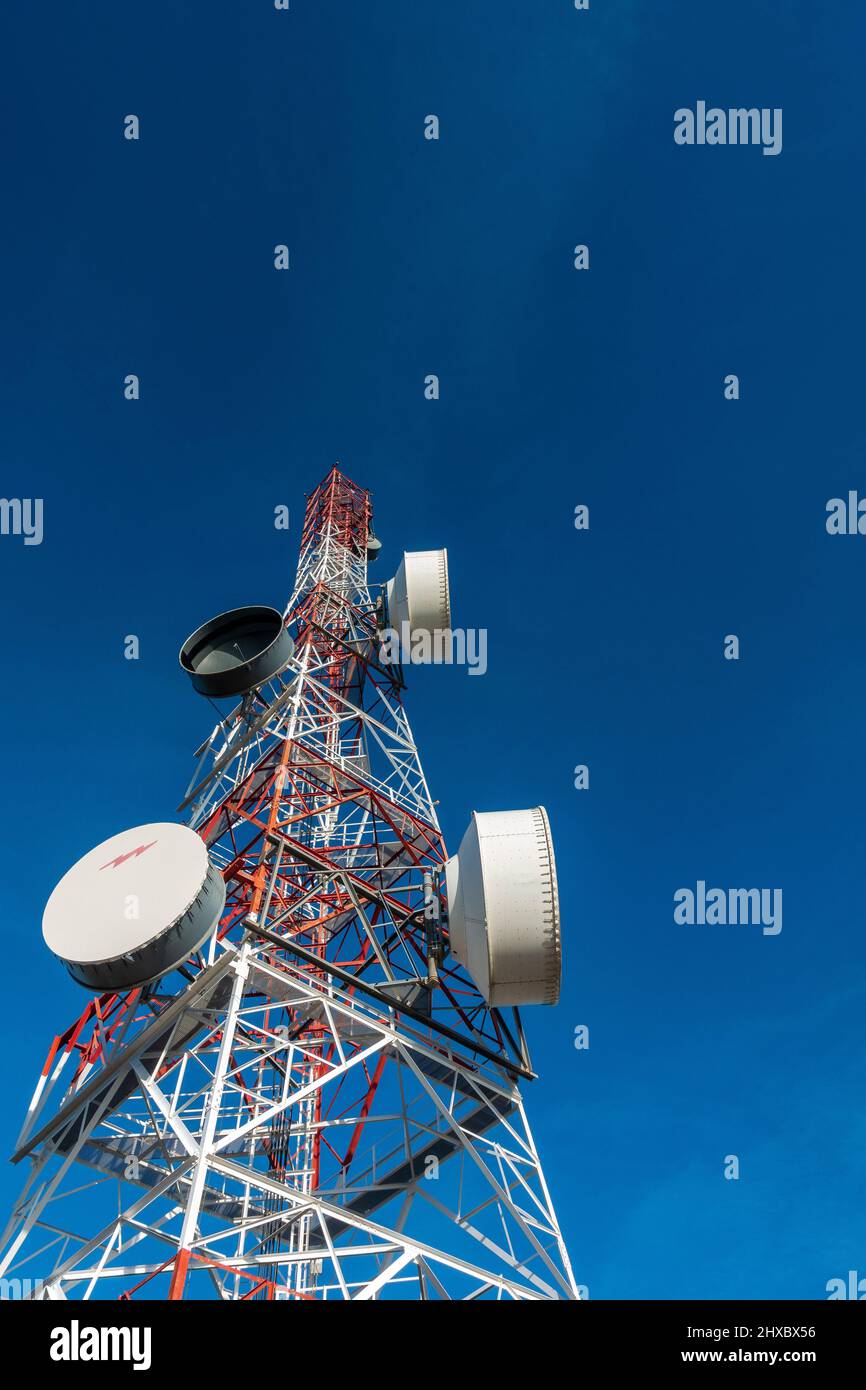 Grande torre di telecomunicazioni alla periferia di Barcellona in Spagna Foto Stock