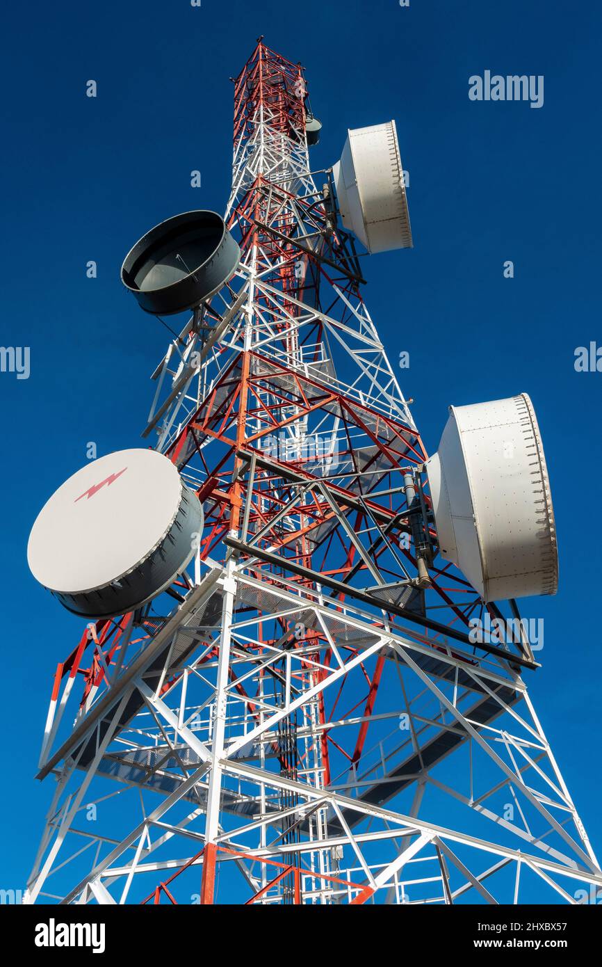 Grande torre di telecomunicazioni alla periferia di Barcellona in Spagna Foto Stock