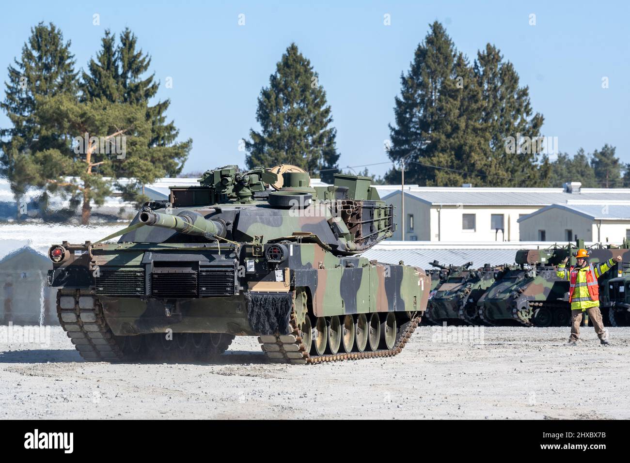 Grafenwohr, Germania. 11th Mar 2022. 11 marzo 2022, Baviera, Grafenwöhr: Un carro armato dell'esercito degli Stati Uniti è marshalled sui terreni dell'area di addestramento militare di Grafenwoehr. Il sito del Palatinato superiore è il più grande esercito degli Stati Uniti d'Europa. Foto: Armin Weigel/dpa Credit: dpa Picture Alliance/Alamy Live News Foto Stock