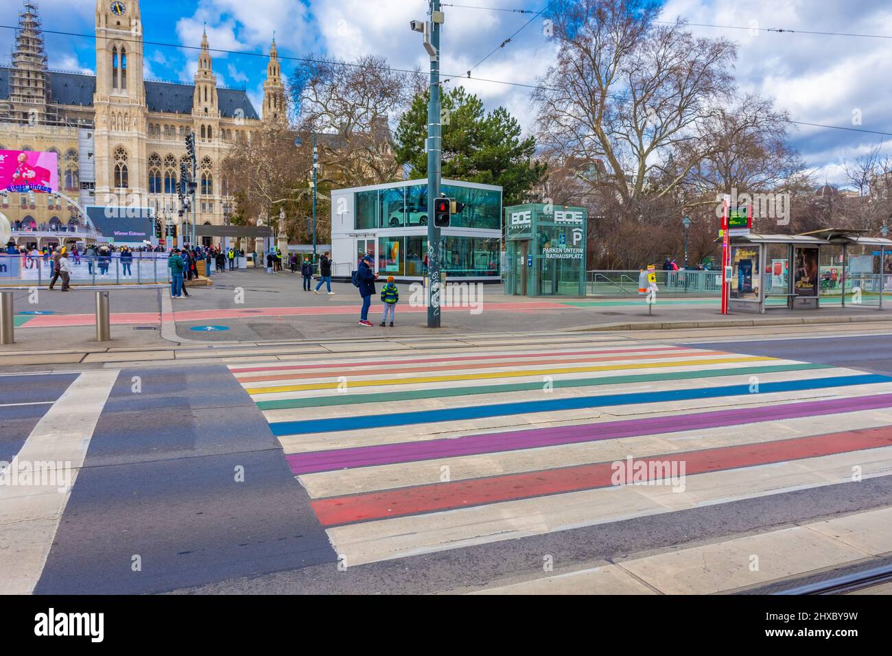 VIENNA, AUSTRIA, 19 FEBBRAIO 2022: Attraversamento pedonale colorato con arcobaleno di fronte a Rathaus Foto Stock