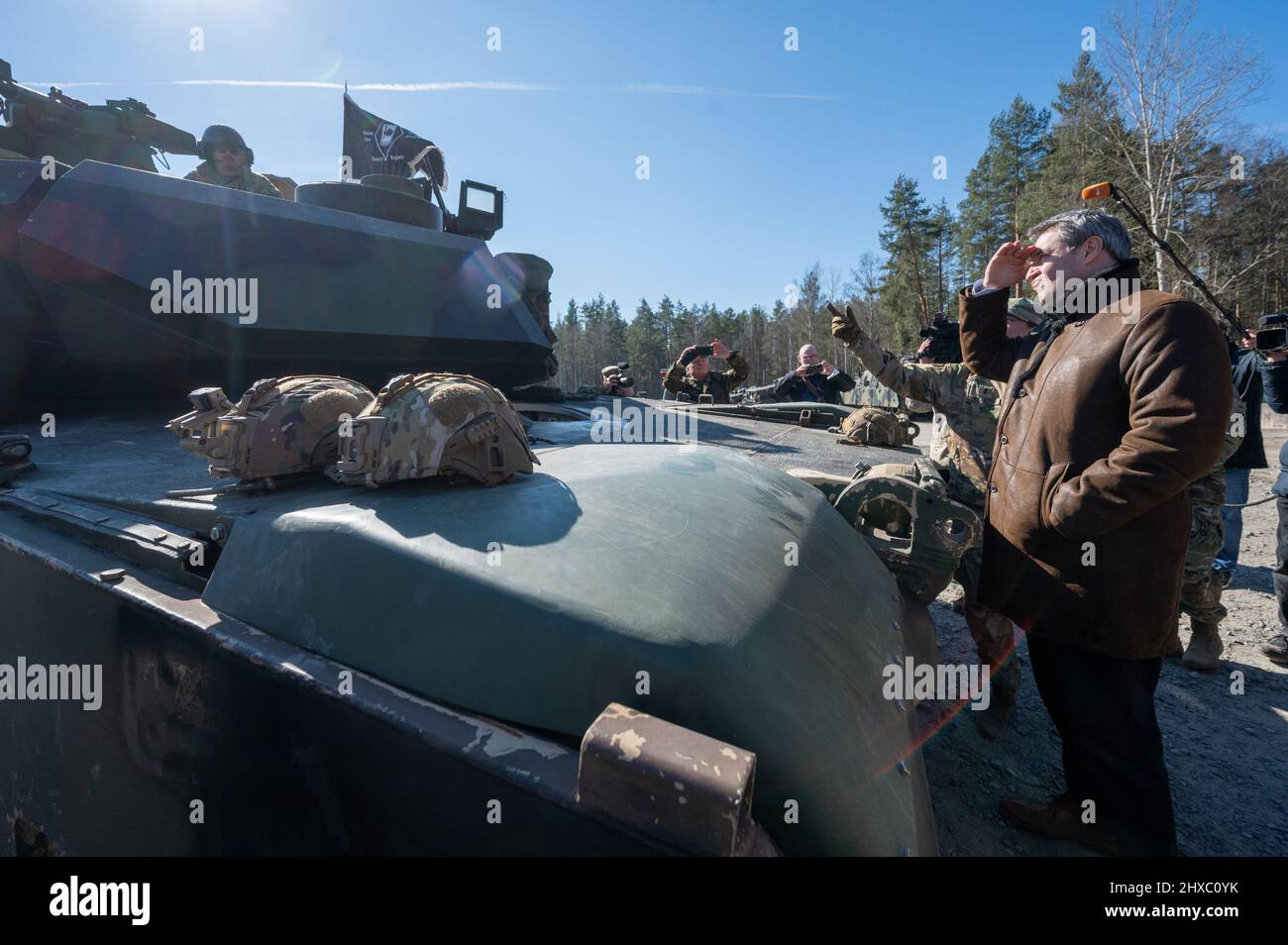 Grafenwohr, Germania. 11th Mar 2022. 11 marzo 2022, Baviera, Grafenwöhr: Markus Söder (CSU), primo ministro della Baviera, si trova di fronte ad un carro armato dell'esercito degli Stati Uniti sulla base dell'area di addestramento militare di Grafenwoehr. Il sito del Palatinato superiore è il più grande esercito degli Stati Uniti d'Europa. Foto: Armin Weigel/dpa Credit: dpa Picture Alliance/Alamy Live News Foto Stock