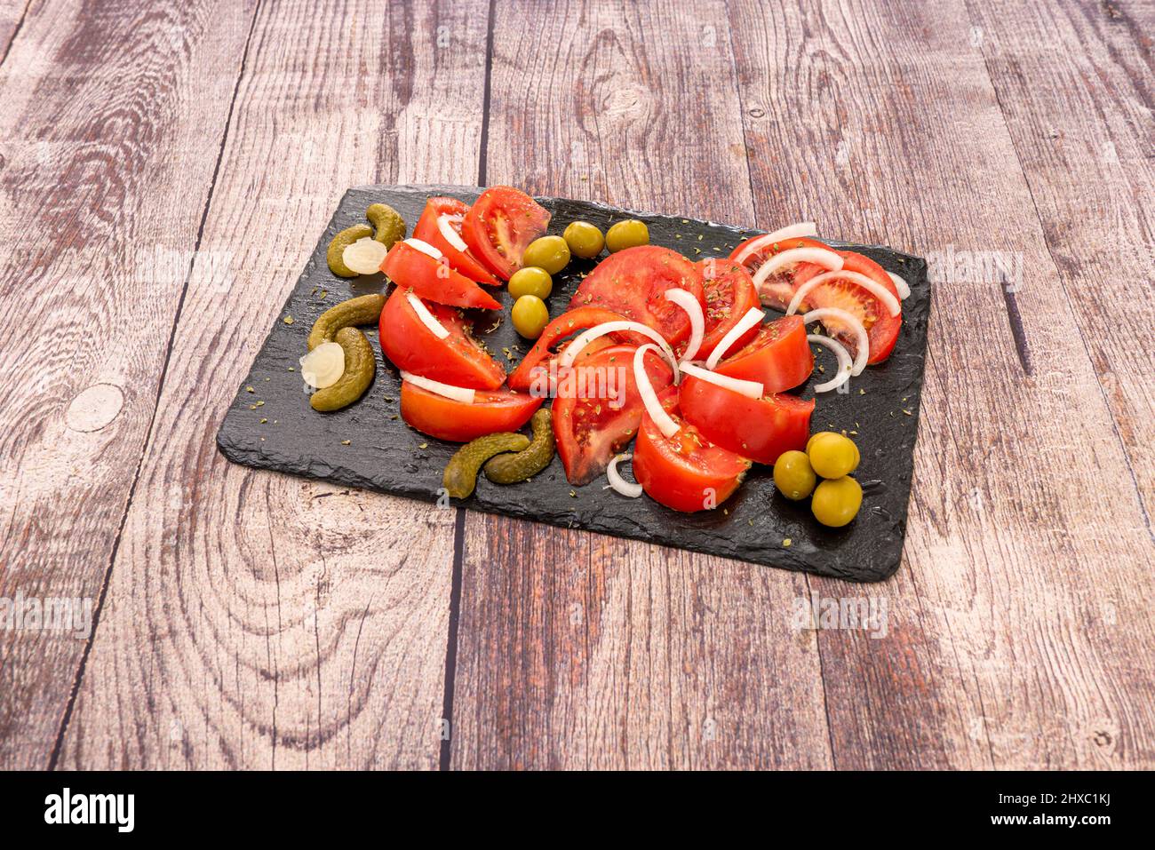 Un buon pomodoro rosso e sodo è un piacere di per sé, semplicemente aperto e con pochi grani di sale, ma se lo condiamo anche con buon gusto e gioia Foto Stock Un buon pomodoro rosso e sodo è un piacere di per sé, semplicemente aperto e con pochi grani di sale, ma se lo condiamo anche con buon gusto e gioia Foto Stock