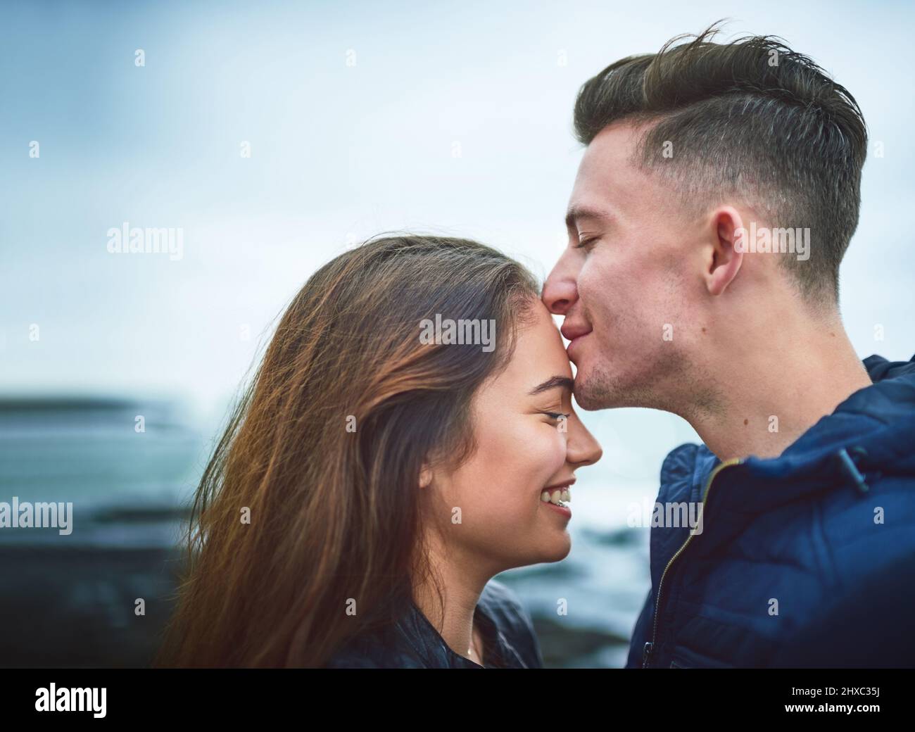 Giovane amore sicuro è una cosa bella. Scatto di una giovane coppia felice che passa una giornata romantica insieme all'aperto. Foto Stock