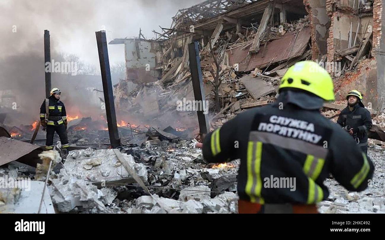 Dnipro, Ucraina. 11th Mar 2022. I soccorritori lavorano sulla scena di uno sciopero aereo a Dnipro, Ucraina, venerdì 11 marzo 2022. Obiettivi civili sono stati sottoposti a bombardamenti russi nel centro meridionale del fiume Dnieper. Secondo i funzionari ucraini ci sono stati tre attacchi aerei che hanno colpito un asilo, un edificio di appartamenti e una fabbrica di scarpe a due piani. Foto di UPI/Alamy Live News Foto Stock