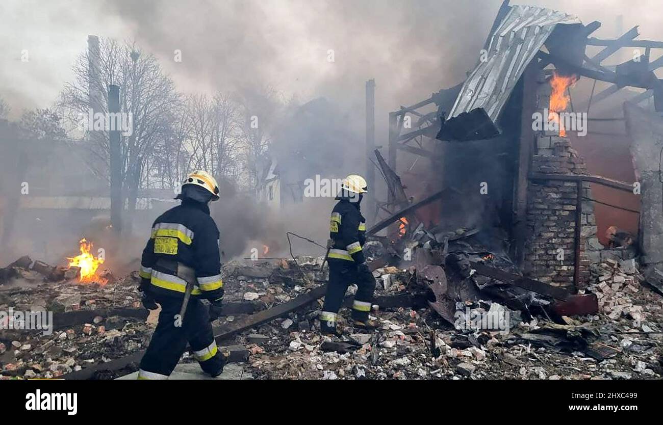 Dnipro, Ucraina. 11th Mar 2022. I soccorritori lavorano sulla scena di uno sciopero aereo a Dnipro, Ucraina, venerdì 11 marzo 2022. Obiettivi civili sono stati sottoposti a bombardamenti russi nel centro meridionale del fiume Dnieper. Secondo i funzionari ucraini ci sono stati tre attacchi aerei che hanno colpito un asilo, un edificio di appartamenti e una fabbrica di scarpe a due piani. Foto di UPI/Alamy Live News Foto Stock