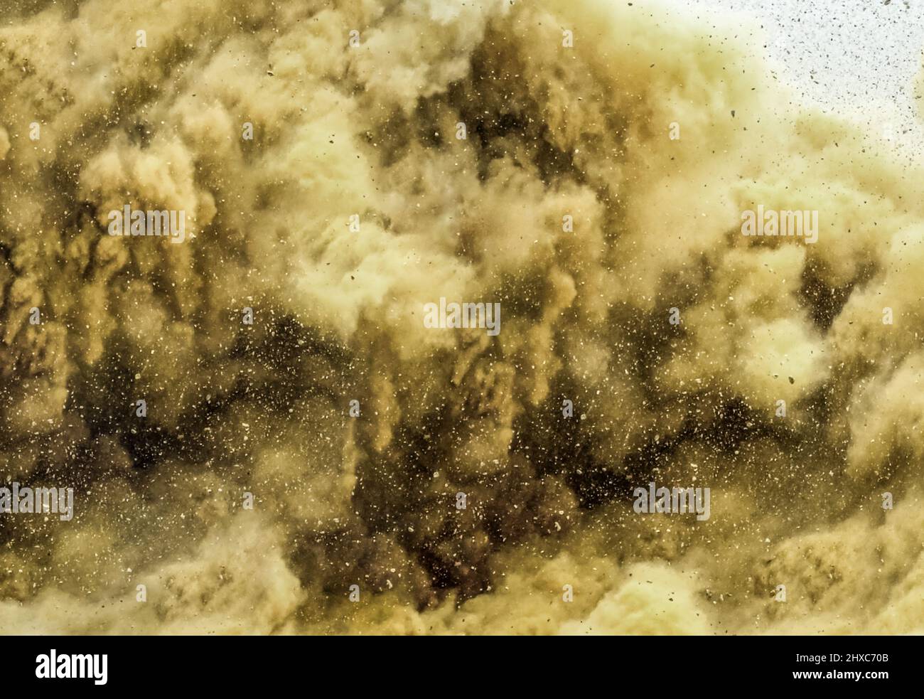 Tempesta di macerie durante l'esplosione dei detonatori nel deserto Foto Stock
