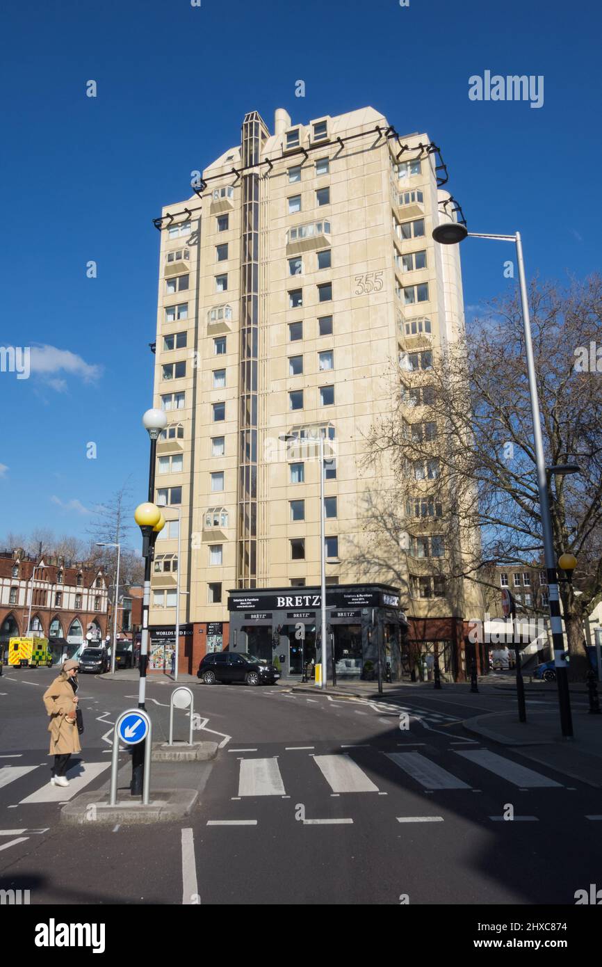 La Moravian Tower e' un alto edificio a 15 piani al 355 Kings Road, Chelsea, Londra SW3 Foto Stock