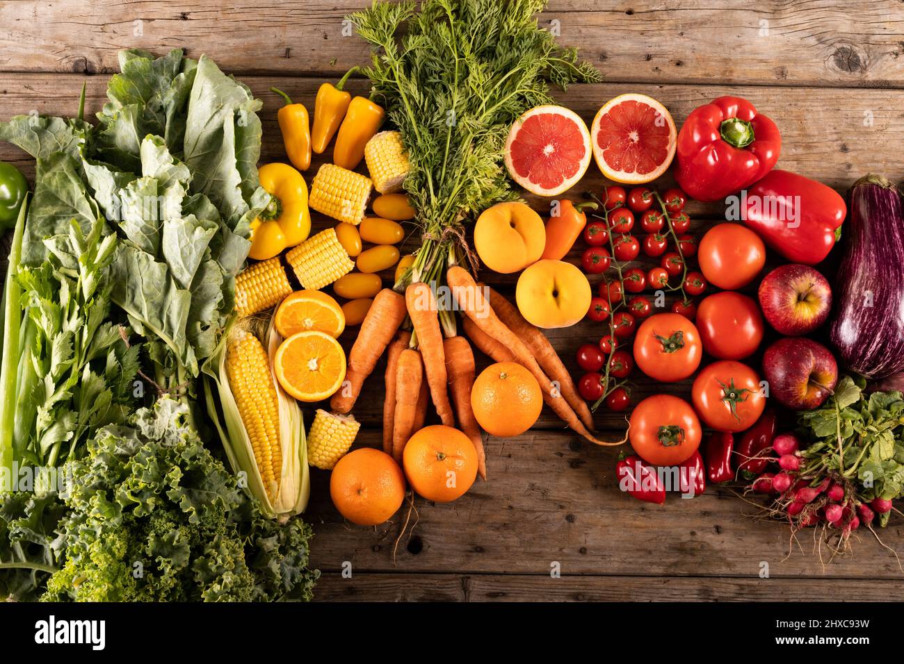 Direttamente sopra shot di frutta, verdura e peperoni vari sul tavolo Foto Stock