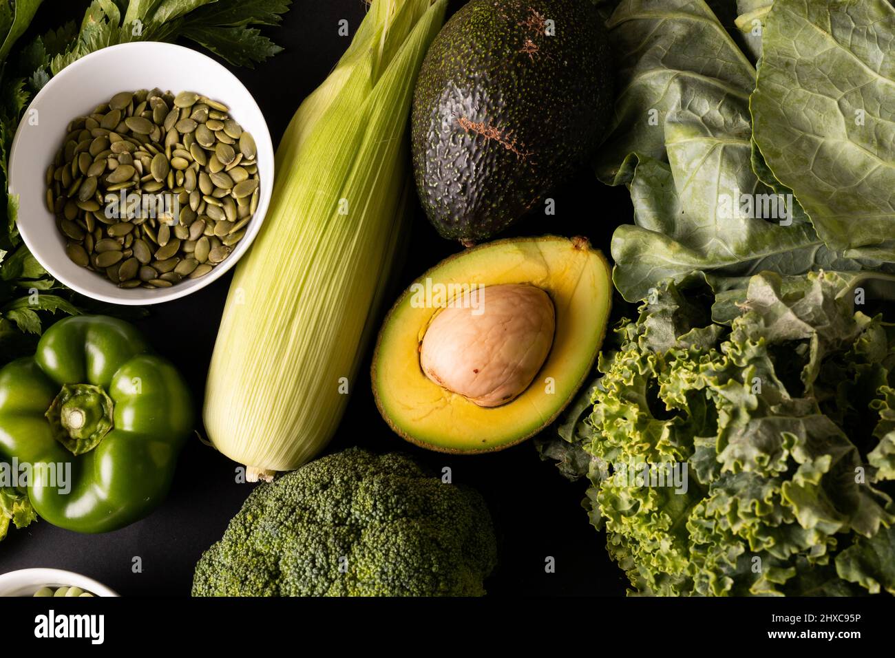 Fotogramma completo di frutta verde, verdure e semi vari sul tavolo Foto Stock