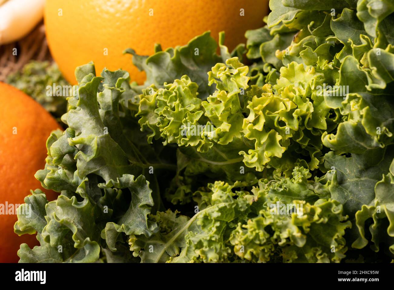 Estremo primo piano di kale con arance Foto Stock