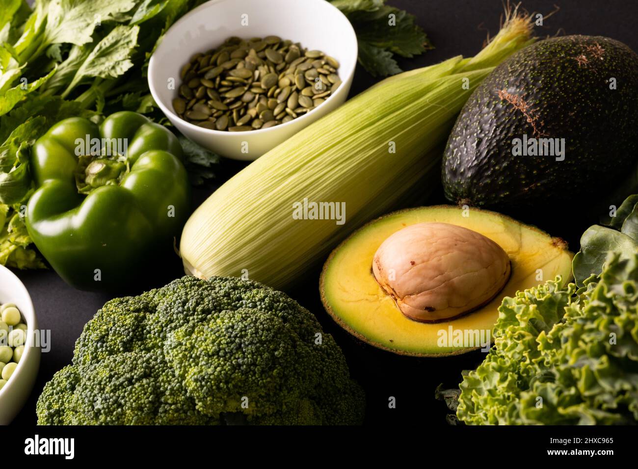 Vista ad angolo alto di frutta verde, verdura e semi vari sul tavolo Foto Stock