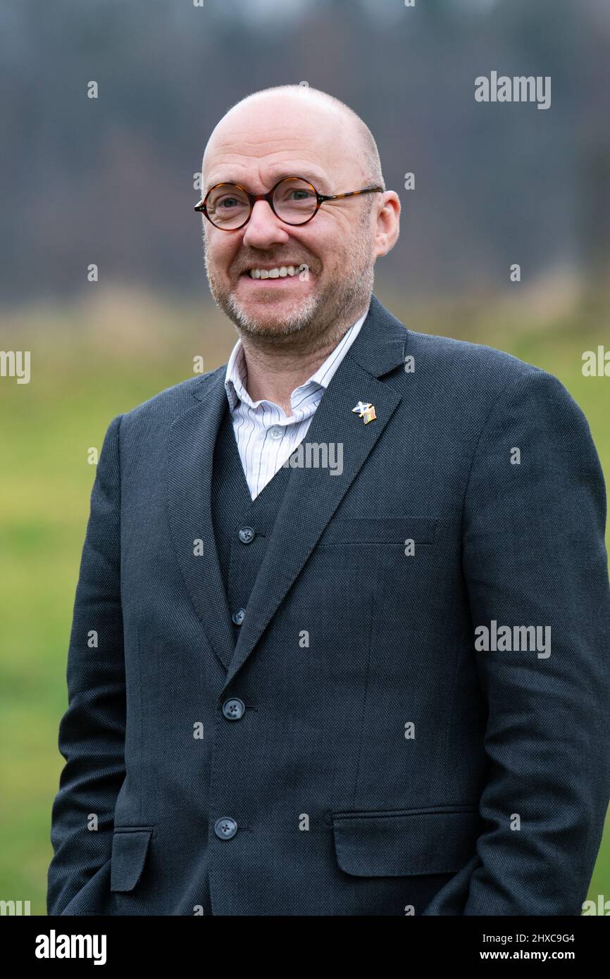 Stirling, Scozia, Regno Unito - Patrick Harvie, leader del Partito Verde Scozzese, nel terreno dello Stirling Court Hotel, prima della conferenza del Partito Verde Scozzese che si terrà domani Credit: Kay Roxby/Alamy Live News Foto Stock