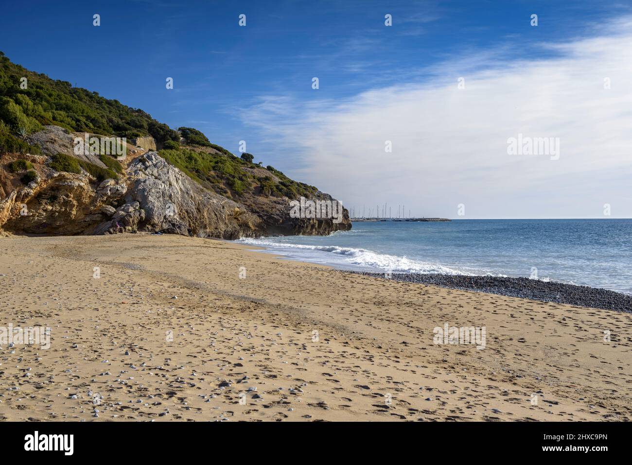 Spiaggia di Garraf, alla base del massiccio del Garraf, tra le città di Castelldefels e Sitges (Garraf, Barcellona, Catalogna, Spagna) ESP: Playa Garraf Foto Stock