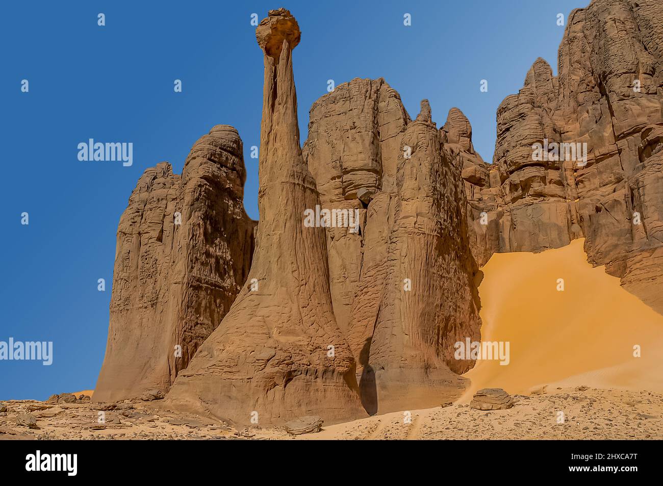 Rocce di Hoggar erose nel deserto del Sahara Foto Stock
