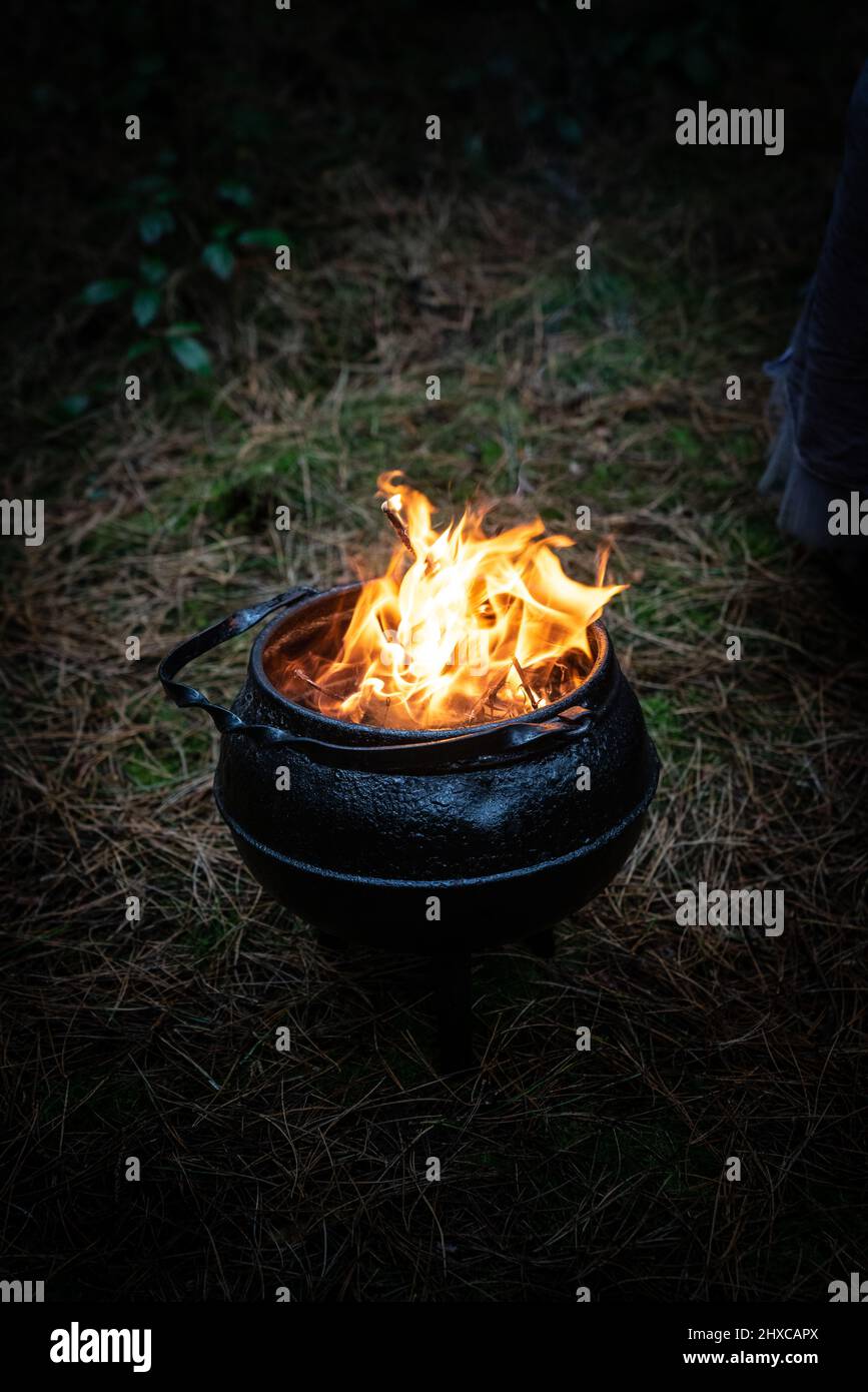 Cauldron ablaze come parte di una pulizia rituale Foto Stock