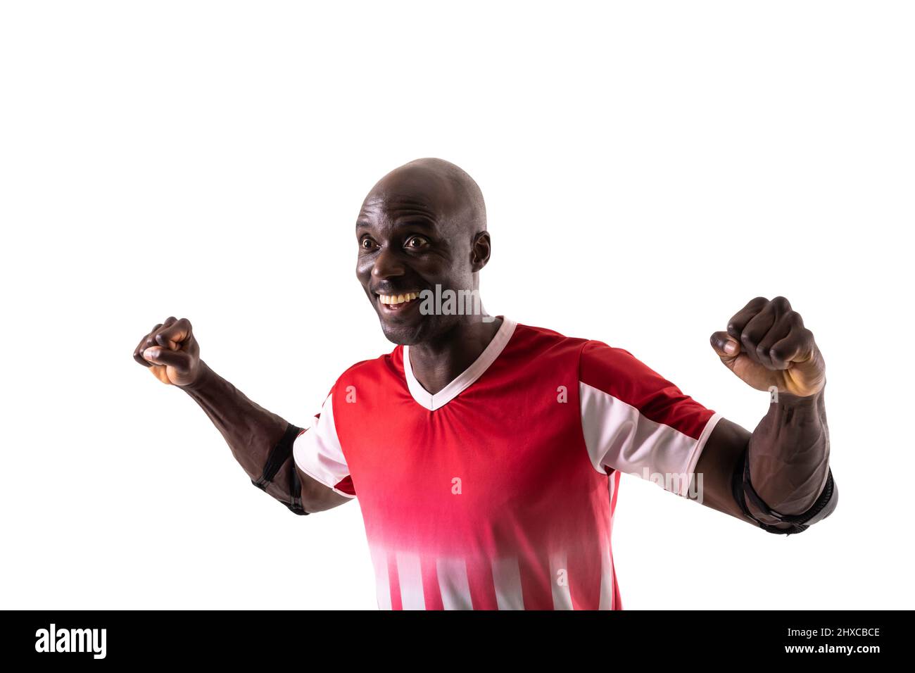 Eccitata giovane giocatore di pallamano afroamericano maschile che festeggia il gol su sfondo bianco Foto Stock