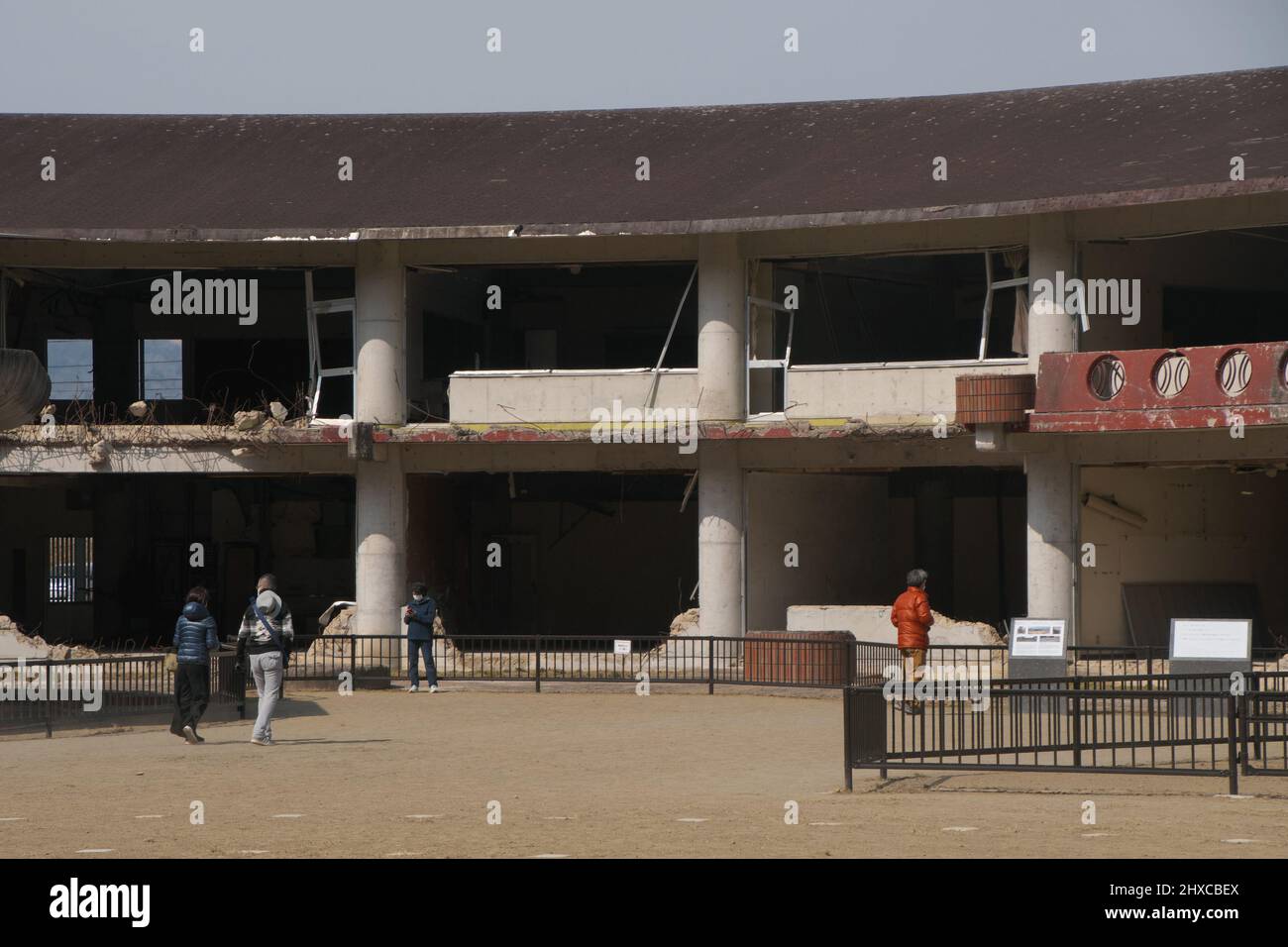 Ishinomaki, Giappone. 11th Mar 2022. La gente visita per pregare all'ex scuola elementare di Okawa dove 74 bambini con 10 insegnanti sono morti quando lo tsunami ha colpito il 11 marzo 2011, a Ishinomaki, Prefettura di Miyagi, Giappone il venerdì, Marzo 11, 2022. Foto di Keizo Mori/UPI Credit: UPI/Alamy Live News Foto Stock