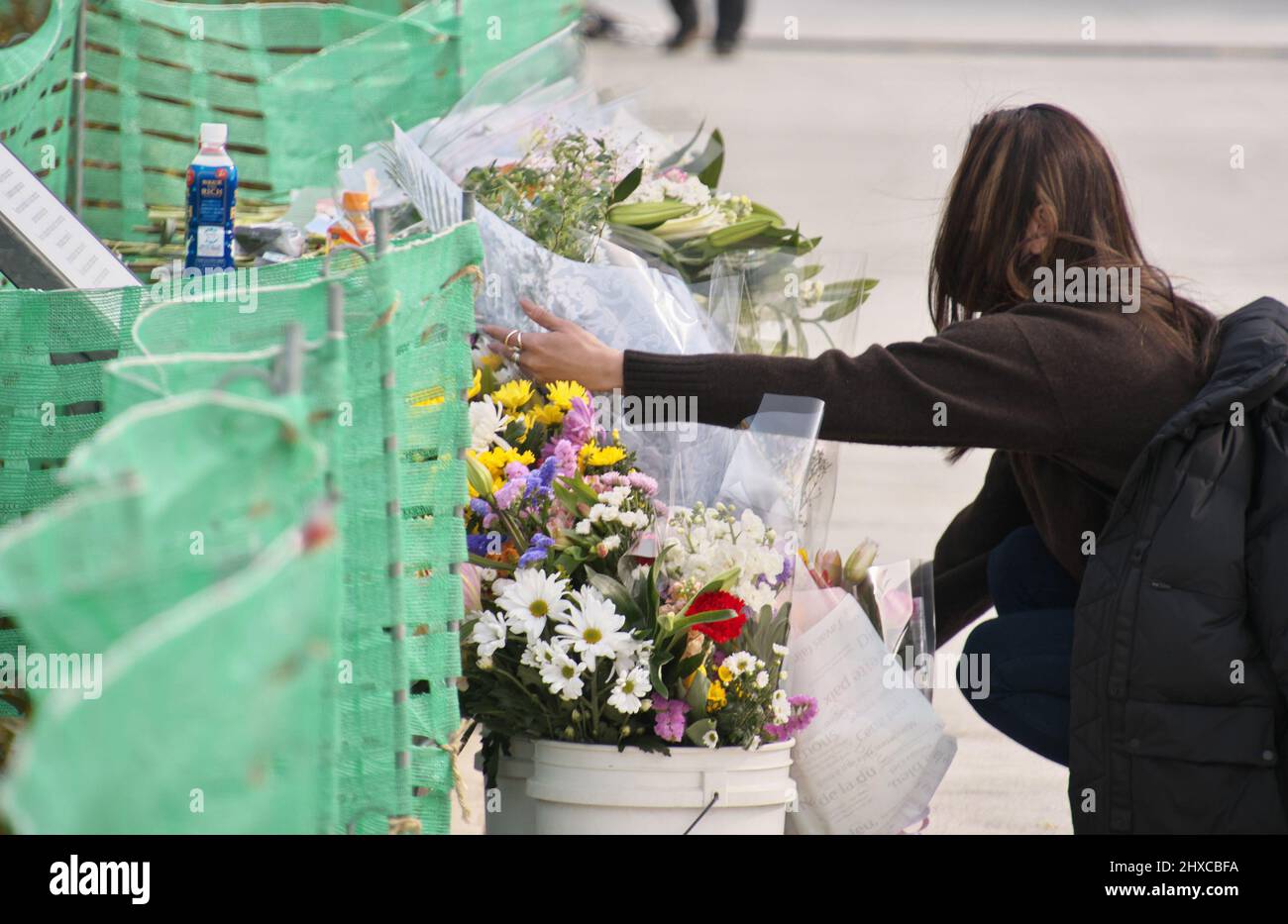 Ishinomaki, Giappone. 11th Mar 2022. La gente offre fiori all'ex scuola elementare di Okawa, dove 74 bambini insieme a 10 insegnanti sono morti lo tsunami colpito il 11 marzo 2011, a Ishinomaki, Prefettura di Miyagi, Giappone venerdì, Marzo 11, 2022. Foto di Keizo Mori/UPI Credit: UPI/Alamy Live News Foto Stock