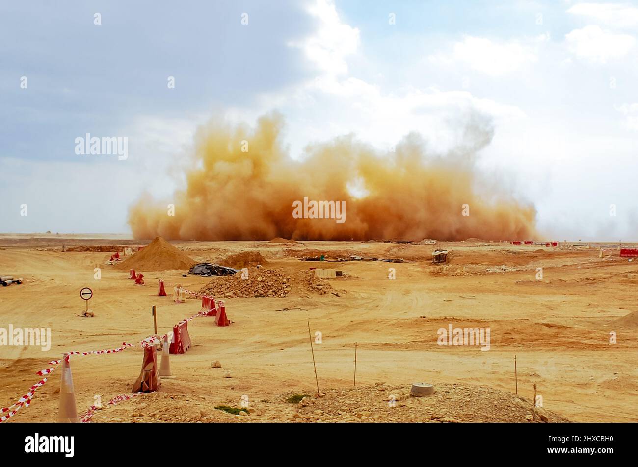 Tempesta di polvere dopo l'esplosione del detonatore nel deserto arabo Foto Stock