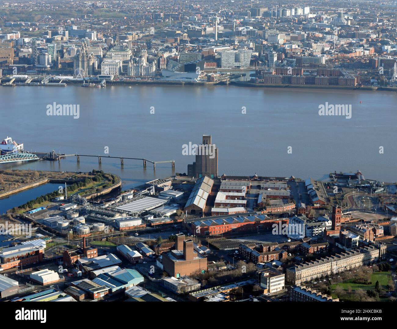 Vista aerea di Birkenhead guardando attraverso la Mersey verso Liverpool lungo la linea del Birkenhead Tunnel con il terminal dei traghetti prominente anche Foto Stock