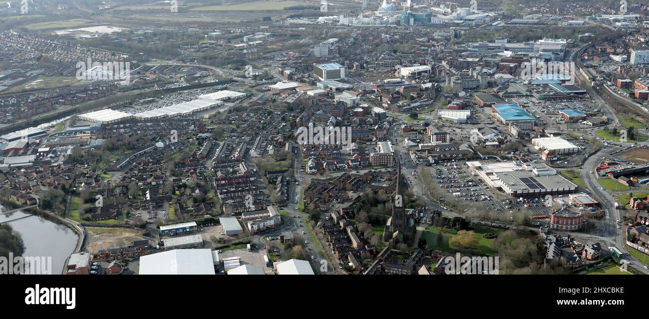 Vista aerea panoramica dello skyline del centro di Warrington (vista da est verso ovest). Sainsburys prominente in primo piano a destra. Foto Stock