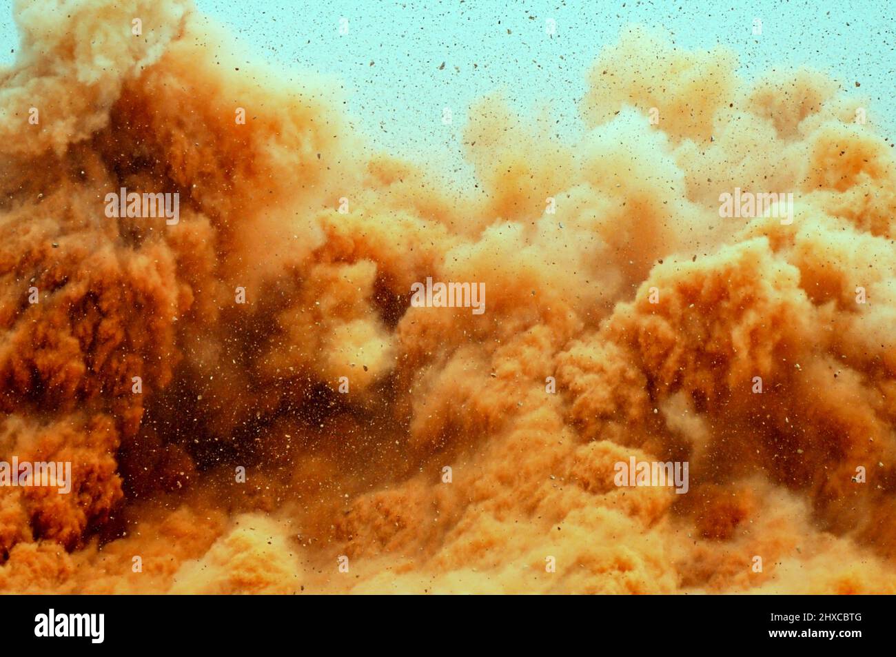 Tempesta di polvere di calcare dopo l'esplosione del detonatore sul sito minerario Foto Stock