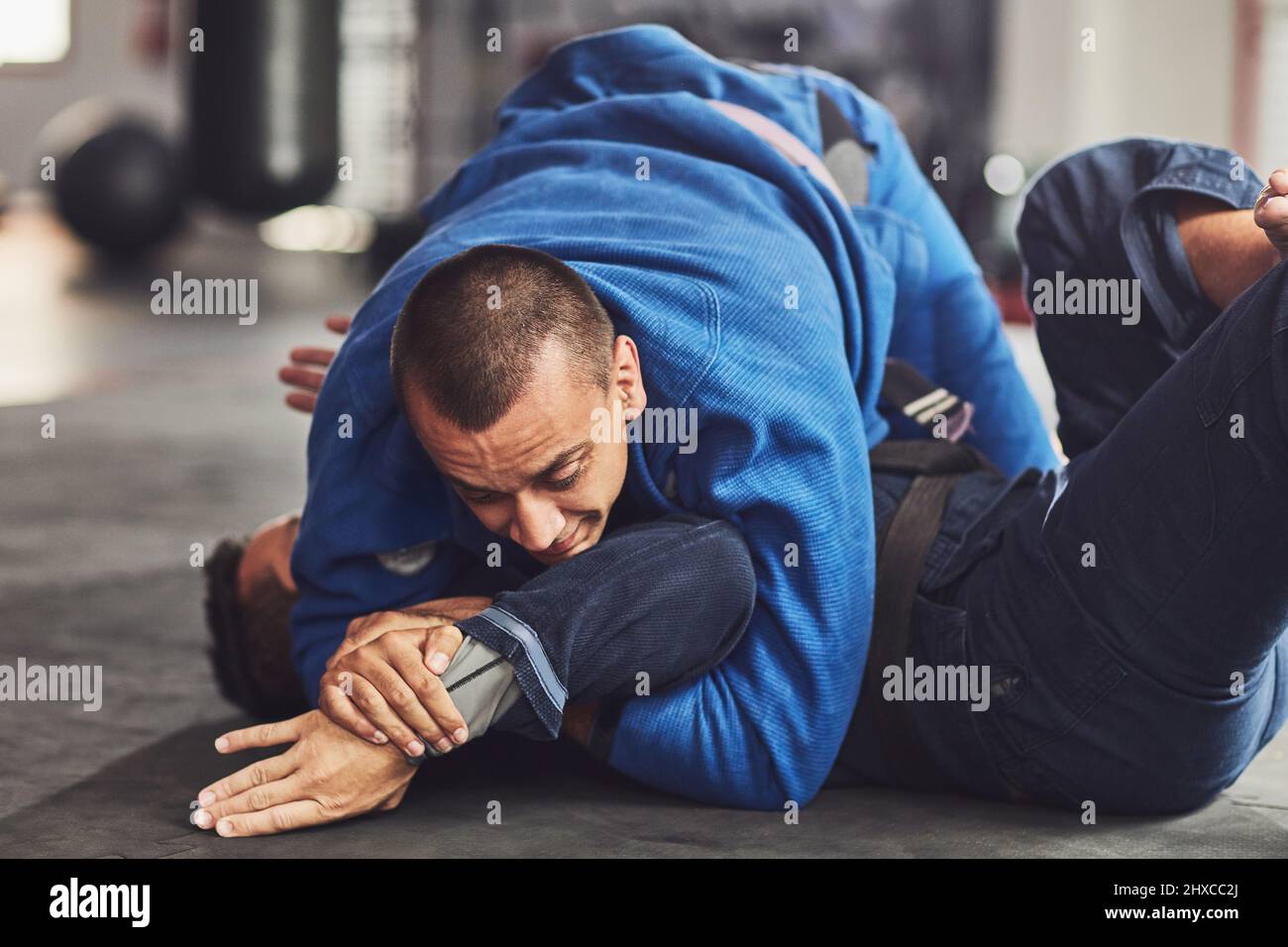 HES lo ha bloccato. Scatto corto di due combattenti professionisti che sparano in palestra. Foto Stock