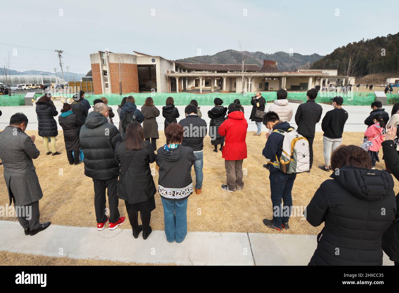 Ishinomaki, Giappone. 11th Mar 2022. Persone pregano presso l'ex scuola elementare di Okawa, dove 74 bambini e 10 insegnanti sono morti quando lo tsunami ha colpito il 11 marzo 2011, a Ishinomaki, nella prefettura di Miyagi, in Giappone, venerdì, Marzo 11, 2022. Foto di Keizo Mori/UPI Credit: UPI/Alamy Live News Foto Stock