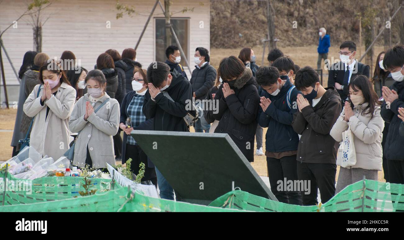 Ishinomaki, Giappone. 11th Mar 2022. Persone pregano presso l'ex scuola elementare di Okawa, dove 74 bambini insieme a 10 insegnanti sono morti lo tsunami colpito il 11 marzo 2011, a Ishinomaki, Prefettura di Miyagi, Giappone, venerdì, Marzo 11, 2022. Foto di Keizo Mori/UPI Credit: UPI/Alamy Live News Foto Stock