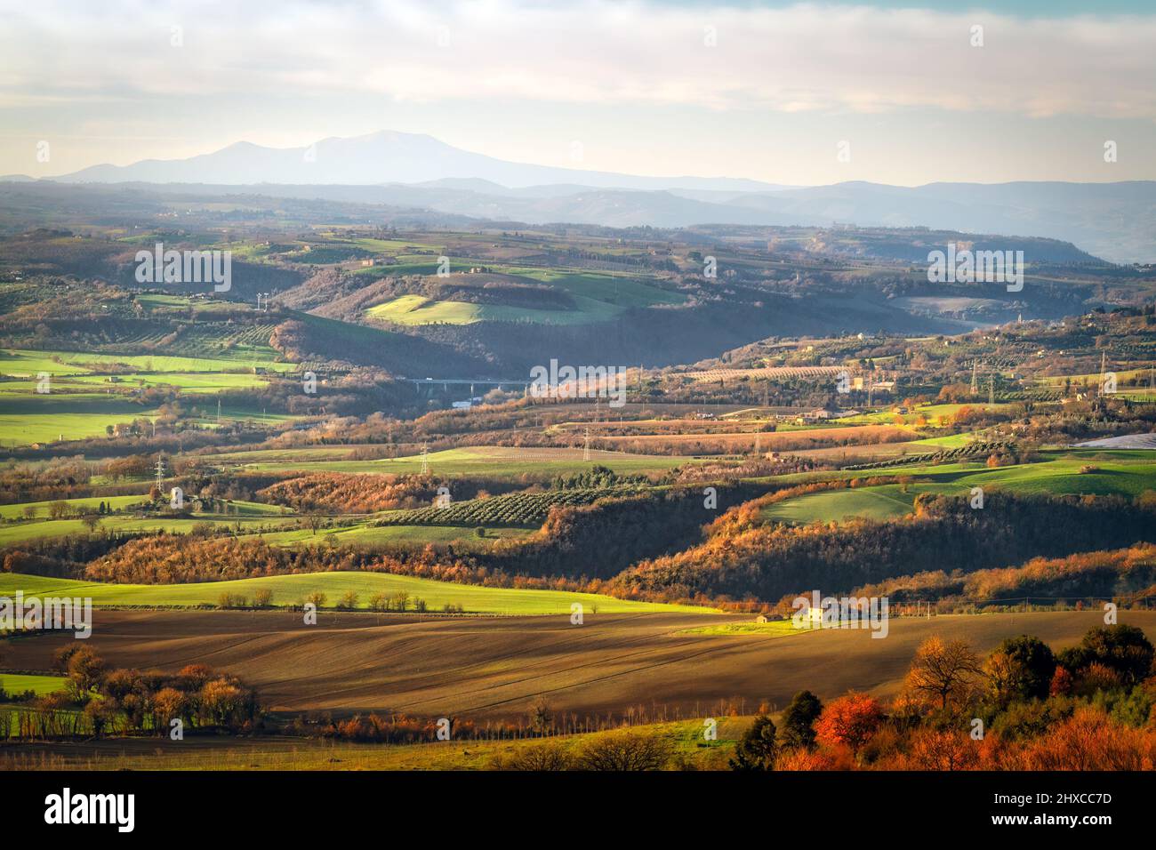 Una vista serale della campagna invernale in Umbria con i suoi terreni agricoli e vigneti come visto da Guardea, Italia. Foto Stock