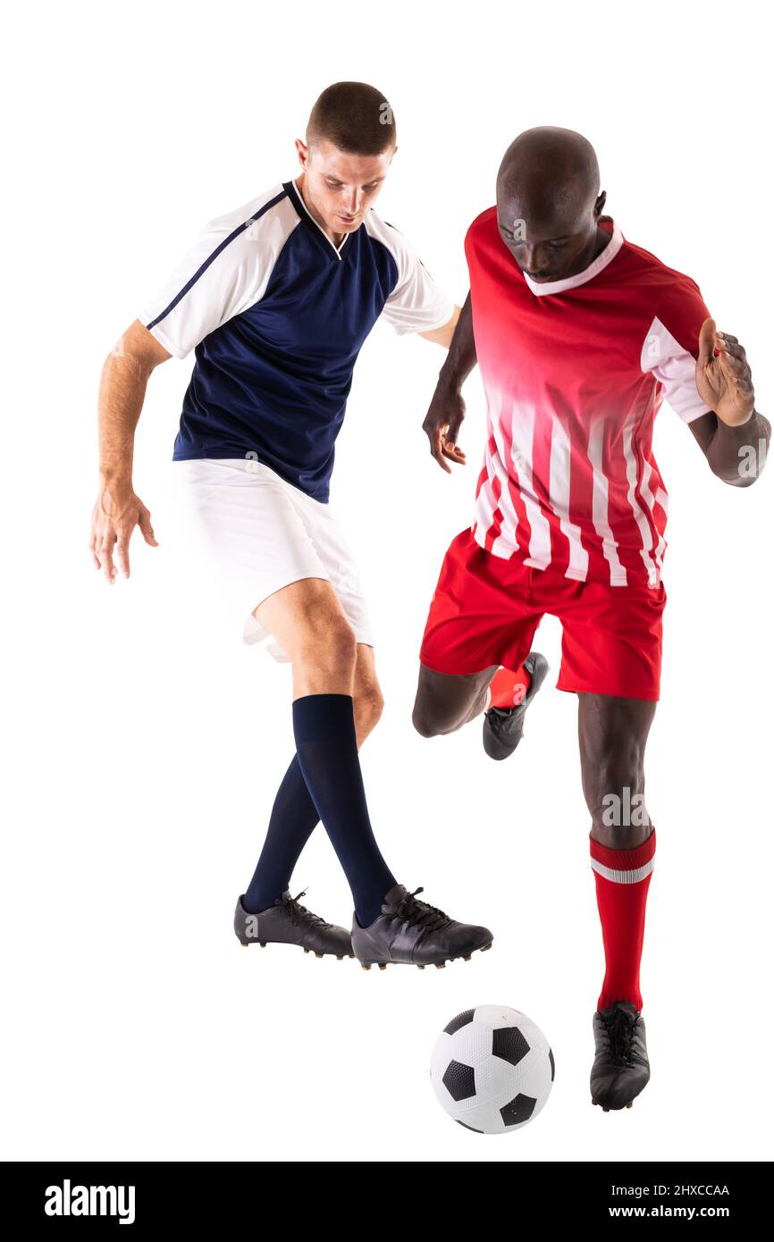 Tutta la lunghezza degli atleti maschi multirazziali che affrontano la palla di calcio l'uno dall'altro su sfondo bianco Foto Stock