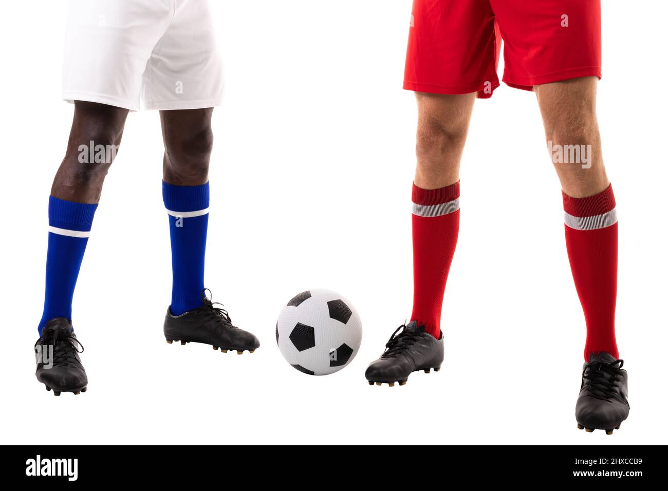 Sezione bassa di giovani giocatori di calcio multirazziale maschi in piedi da palla su sfondo bianco Foto Stock