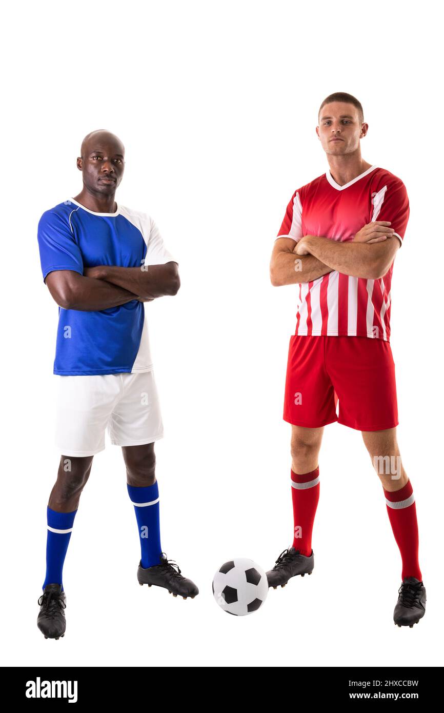 Ritratto a tutta lunghezza di fidati giocatori di calcio maschile biraciale con le braccia incrociate su sfondo bianco Foto Stock
