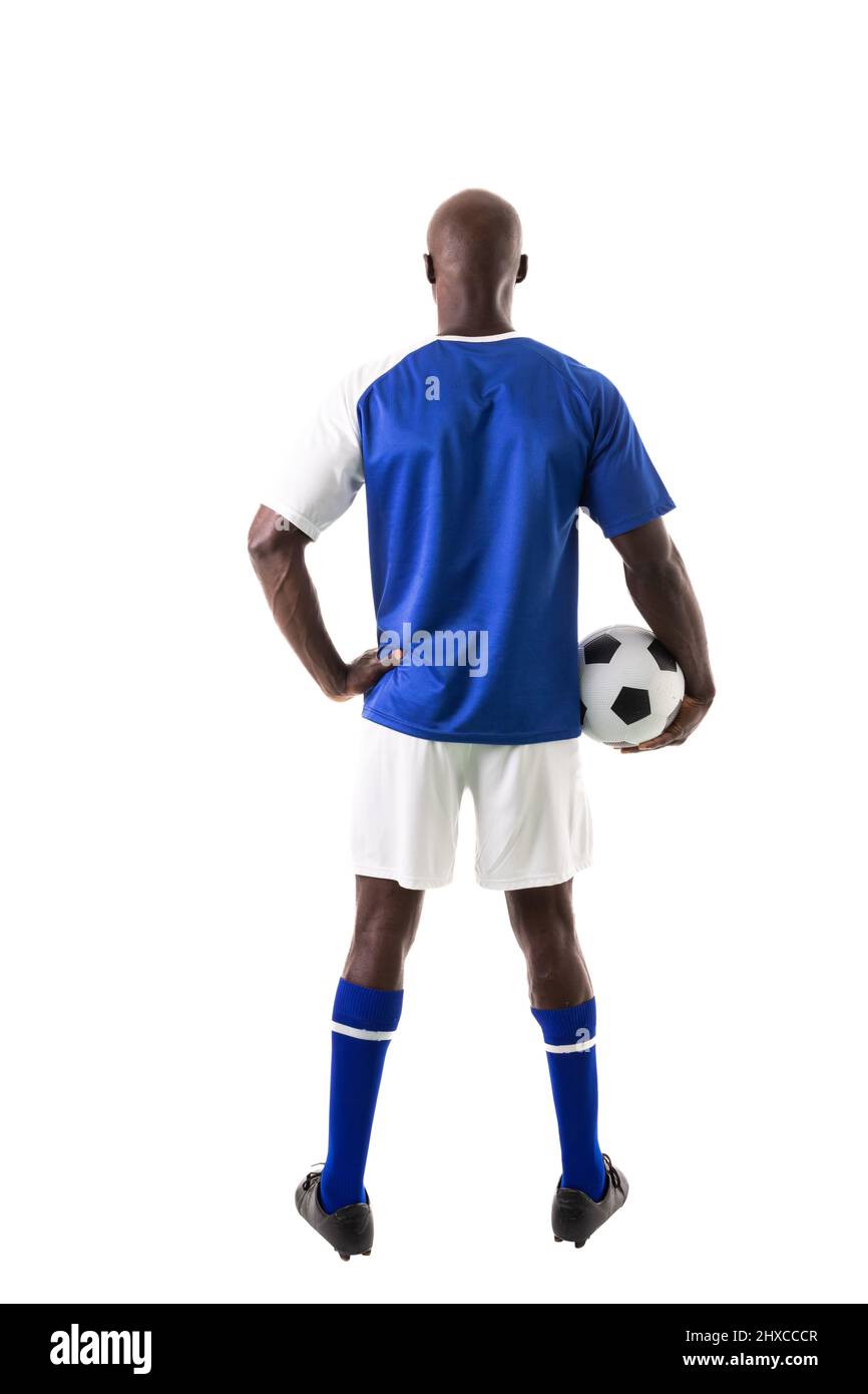Vista posteriore a tutta lunghezza del giocatore di calcio maschile afroamericano che tiene la palla su sfondo bianco Foto Stock