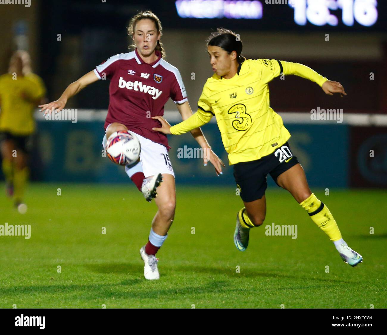 DAGENHAM, INGHILTERRA - MARZO 10: L-R Lucy Parker del West Ham United WFC e Chelsea Women Sam Kerr durante la partita della Barclays fa Women's Super League Foto Stock