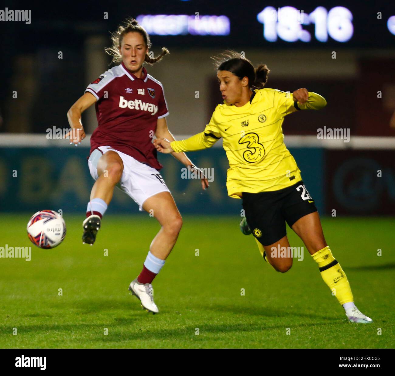 DAGENHAM, INGHILTERRA - MARZO 10: L-R Lucy Parker del West Ham United WFC e Chelsea Women Sam Kerr durante la partita della Barclays fa Women's Super League Foto Stock