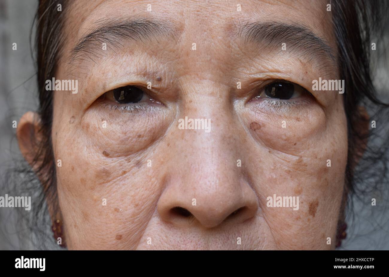 Faccia della donna anziana del sud-est asiatico. Concetto di invecchiamento. Foto Stock