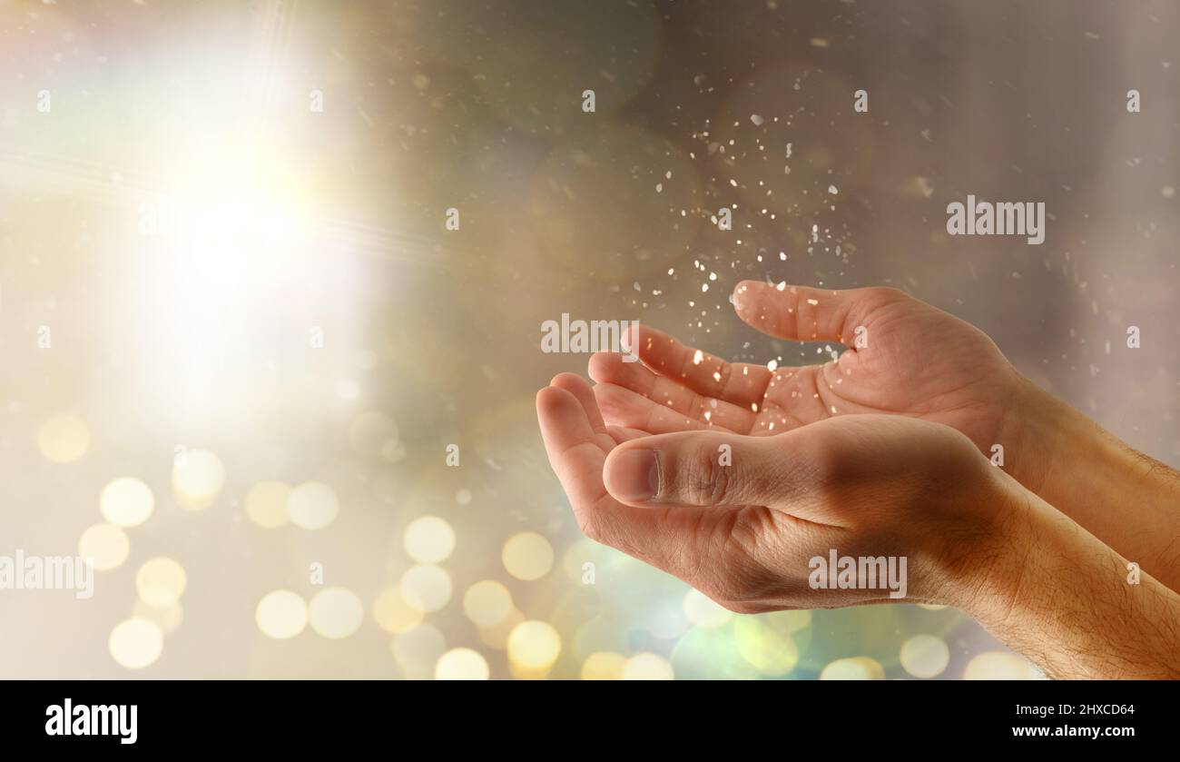 Preghiera religiosa mani concetto con glitter e luci sfondo. Vista laterale. Foto Stock