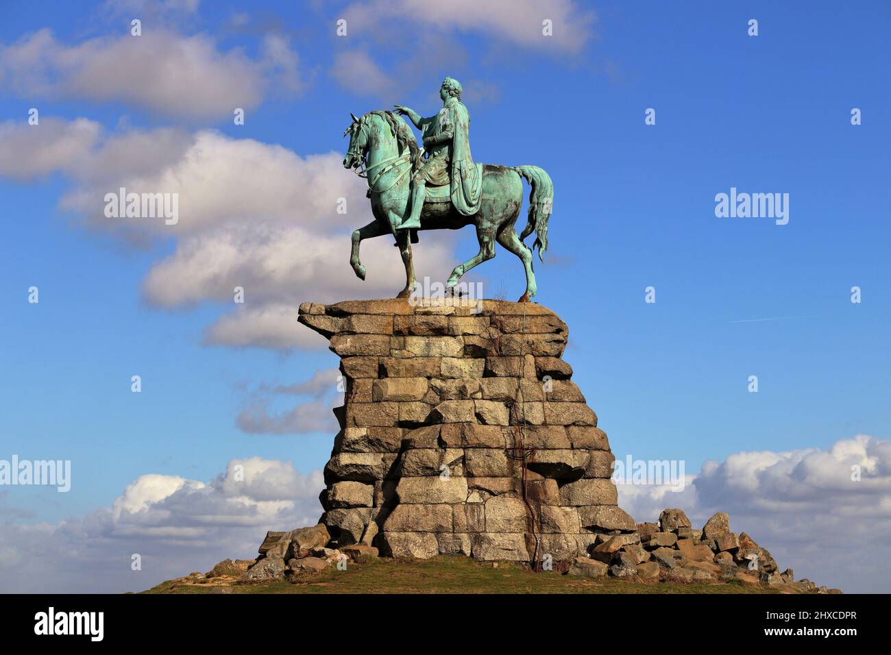 Statua di bronzo di Giorgio III a Horseback contro un cielo blu, adagiato su una base di pietra su Snow Hill, Windsor Great Park Foto Stock