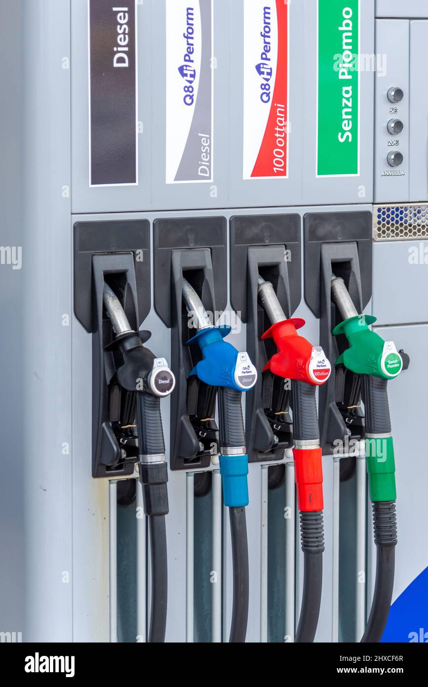 Fossano, Italia - 11 marzo 2022: Ugelli colorati per pompe di benzina, Q8  distributore di benzina, concep aumento prezzo petrolio Foto stock - Alamy