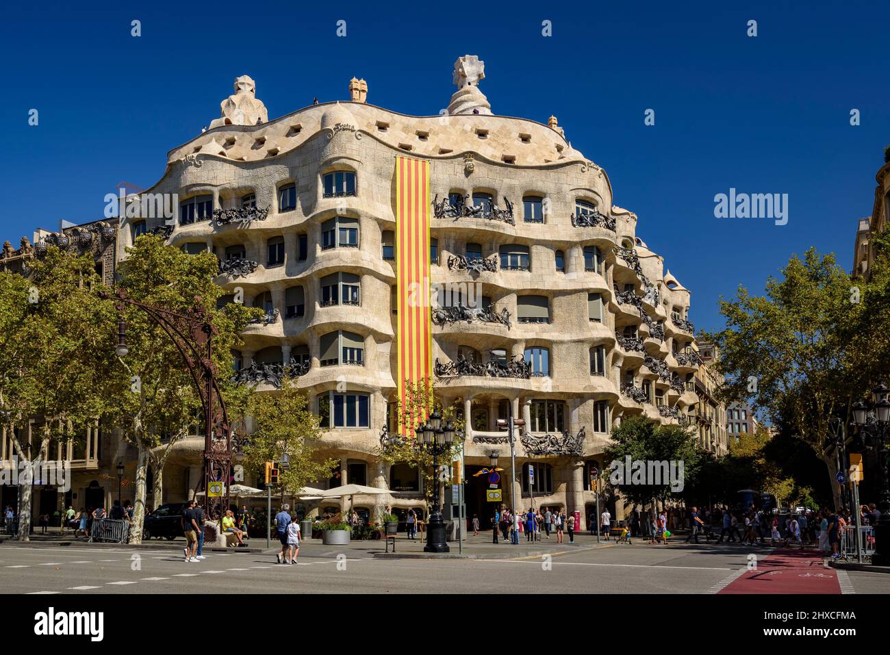 La Pedrera di Gaudí (Casa Milà) con la bandiera catalana in commemorazione del 11 settembre, festa della Catalogna (Barcellona, Catalogna, Spagna) Foto Stock