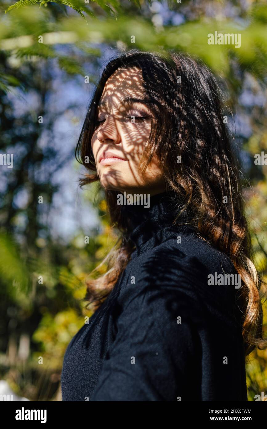 Occhi all'ombra immagini e fotografie stock ad alta risoluzione - Alamy